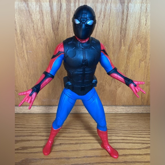 Talking Spider-Man Far from Home Deluxe Web Gear Sound Suit 13” Action Figure - Picture 4 of 6